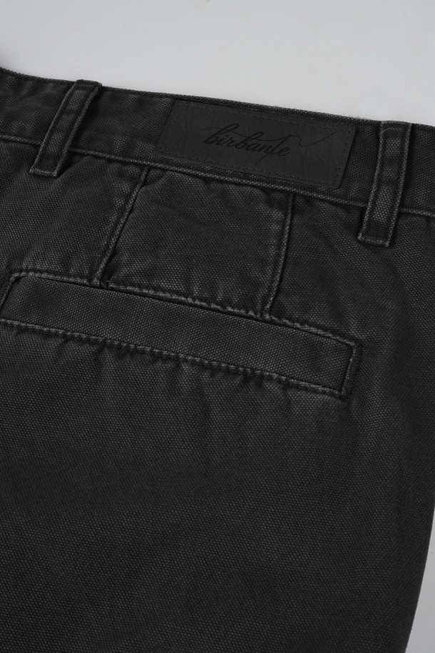 가먼트워싱 C.L핏 카고 치노 팬츠는 남성용 바지로, 캐주얼, 미니멀, 클래식 스타일을 아우릅니다. 봄, 가을에 적합하며, 일상 및 출근룩, 비즈니스 캐주얼에 활용하기 좋습니다. 면 소재의 레귤러핏 긴바지로, 무지 패턴에 카고 포켓 디테일과 가먼트워싱 처리가 돋보입니다. 블랙 컬러로 어떤 상의에도 쉽게 매치하여 베이직하면서도 세련된 스타일을 연출할 수 있습니다.
