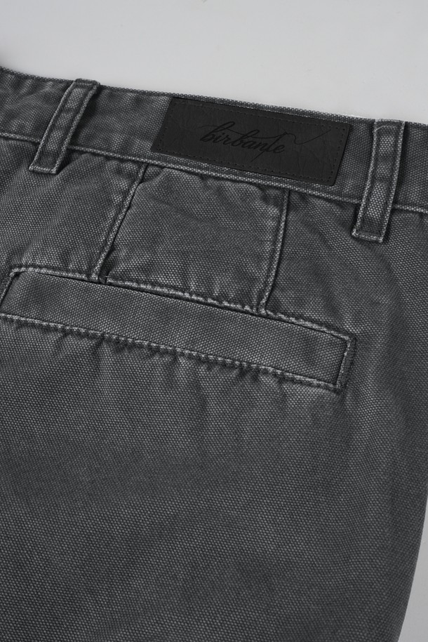 가먼트워싱 C.L핏 카고 치노 팬츠는 남성용 바지로, 캐주얼과 밀리터리 스타일을 동시에 즐길 수 있습니다. 봄, 가을에 적합하며, 일상 및 출근룩, 캠핑룩 등 다양한 TPO에 활용 가능합니다. 레귤러핏으로 편안한 착용감을 제공하며, 무지 패턴의 그레이 컬러로 어떤 상의와도 잘 어울립니다. 면 소재에 가먼트워싱 기법을 더해 부드러운 촉감과 자연스러운 멋을 살렸으며, 카고 포켓 디테일이 실용성을 더합니다.
