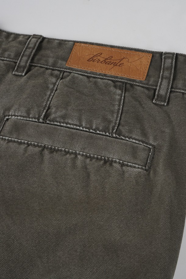 가먼트워싱 C.L핏 카고 치노 팬츠는 남성용 바지로, 캐주얼과 밀리터리 스타일을 동시에 즐길 수 있습니다. 면 소재에 레귤러핏으로 제작되어 편안한 착용감을 제공하며, 봄, 가을에 적합합니다. 카키와 올리브 두 가지 색상으로 출시되어, 출근룩이나 캠핑룩 등 다양한 TPO에 활용 가능합니다. 워크웨어 스타일을 선호하는 분들에게 특히 추천하며, 카고 포켓과 가먼트워싱 디테일이 특징입니다.
