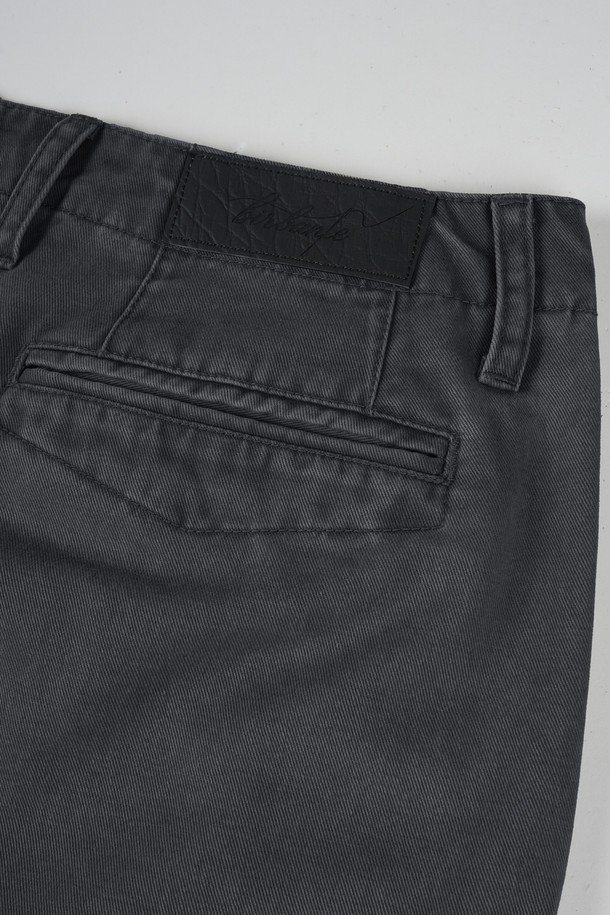 가먼트워싱 다트 트윌 C.L핏 치노 팬츠는 부드러운 촉감의 면 소재로 제작되어 봄, 가을에 착용하기 좋은 남성용 바지입니다. 베이직하고 캐주얼한 스타일로, 일상복뿐만 아니라 출근룩이나 비즈니스 캐주얼로도 활용 가능합니다. 레귤러핏으로 편안한 착용감을 제공하며, 다트 디테일과 가먼트워싱 기법을 통해 은은한 멋을 더했습니다. 차분한 그레이 컬러와 무지 디자인으로 미니멀하고 클래식한 스타일을 연출하기 좋습니다. 
