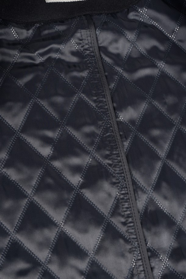 세련된 남성분들을 위한 울 블렌드 퀼팅 재킷입니다. 가을, 겨울 시즌에 어울리는 두꺼운 두께감과 긴 소매 기장으로 따뜻함을 선사합니다. 클래식, 미니멀, 시크한 스타일을 모두 아우르며, 출근룩, 비즈니스 캐주얼, 모임룩 등 TPO에 구애받지 않고 폭넓게 활용할 수 있습니다. 무지 패턴의 블랙 컬러로 어떤 옷에도 쉽게 매치할 수 있으며, 레귤러 핏과 싱글 버튼 여밈 방식으로 편안한 착용감을 제공합니다. 퀄팅 디테일과 포켓 디테일이 돋보이는 디자인으로, 울 소재 특유의 고급스러운 분위기를 연출합니다.
