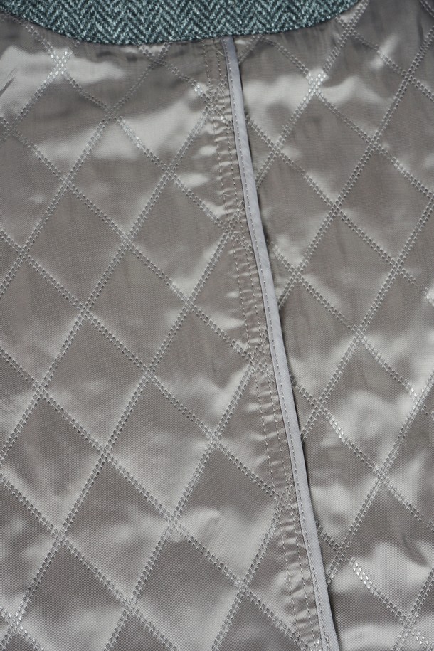 세련된 남성미를 더하는 울 블렌드 퀼팅 재킷입니다. 클래식하고 미니멀한 디자인으로, 가을과 겨울에 따뜻함과 스타일을 동시에 잡을 수 있습니다. 차분한 그레이 컬러와 싱글 버튼 여밈 방식이 세련된 분위기를 연출하며, 레귤러 핏 디자인으로 편안한 착용감을 선사합니다. 출근룩, 비즈니스 캐주얼, 모임룩 등 다양한 TPO에 활용 가능하며, 퀄팅 디테일이 고급스러움을 더합니다. 울 소재 특유의 부드러운 촉감과 보온성을 느껴보세요.
