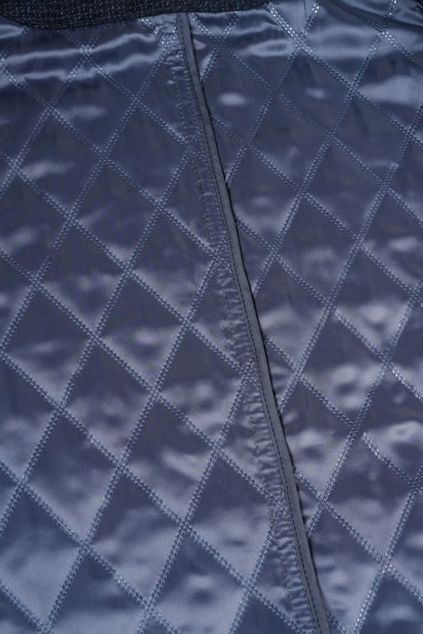 네이비 컬러의 울 블렌드 퀼팅 재킷입니다. 가을과 겨울에 착용하기 좋은 두꺼운 두께감으로, 부드러운 촉감이 특징입니다. 클래식하고 미니멀한 스타일을 추구하는 남성분들께 추천하며, 싱글 버튼 여밈과 레귤러핏 디자인으로 제작되었습니다. 퀼팅 디테일이 돋보이며, 출근룩, 비즈니스 캐주얼, 모임룩 등 다양한 TPO에 활용 가능합니다. 긴 소매 기장의 레귤러 기장 재킷으로, 울 소재 특유의 고급스러운 분위기를 연출합니다.
