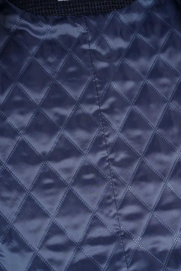 네이비 컬러의 울(Wool) 소재를 사용한 남성용 멀티 포켓 퀼팅 재킷입니다. 가을과 겨울에 착용하기 적합하며, 클래식하고 미니멀한 스타일을 연출합니다. 넉넉한 수납을 위한 멀티 포켓 디자인이 특징이며, 레귤러 핏으로 제작되었습니다. 버튼 여밈 방식과 긴 소매 기장으로, 출근룩이나 비즈니스 캐주얼에 활용하기 좋습니다. 두꺼운 두께감으로 따뜻함을 더했습니다.
