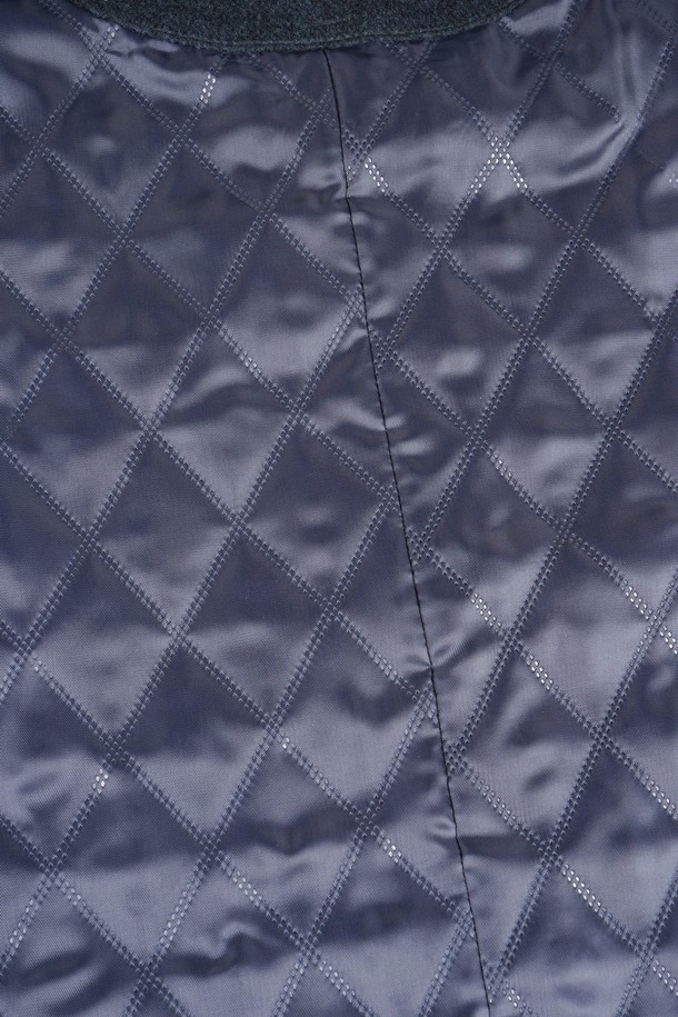 네이비 컬러의 울 멀티 포켓 퀼팅 재킷입니다. 가을, 겨울 시즌에 어울리는 두꺼운 두께감과 클래식, 베이직 스타일로 제작되었습니다. 싱글 버튼 여밈 방식과 레귤러핏으로 제작되어 편안한 착용감을 제공하며, 퀼팅 디자인이 돋보입니다. 넉넉한 수납을 위한 멀티 포켓 디테일이 특징이며, 출근룩, 비즈니스 캐주얼, 모임룩 등 다양한 TPO에 활용 가능합니다. 미니멀하고 시크한 스타일을 연출하기 좋습니다.
