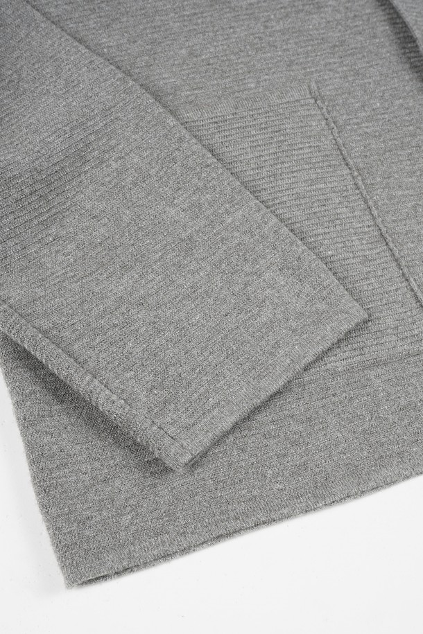 부드러운 촉감의 소프트 워셔블 재킷 가디건입니다. 베이직하고 미니멀한 스타일로, 봄, 가을에 활용하기 좋습니다. 얇은 두께감과 레귤러 핏으로 편안하게 착용 가능하며, 브이넥 디자인과 버튼 여밈 방식으로 포인트를 더했습니다. 차분한 그레이 컬러에 무지 패턴으로 어디든 매치하기 용이하며, 일상 및 출근룩, 비즈니스 캐주얼에 적합합니다. 워셔블 기능과 포켓 디테일로 실용성을 더했습니다.
