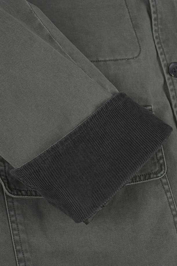 가먼트워싱 트윌 패딩 워크 재킷은 남성용 아우터로, 가을과 겨울에 따뜻하게 착용할 수 있습니다. 카키 및 올리브 컬러로 출시되었으며, 캐주얼과 밀리터리 스타일을 동시에 연출합니다. 뻣뻣한 촉감의 면 소재에 레귤러핏으로 제작되었으며, 무지 패턴에 버튼 여밈 방식과 워크 재킷 스타일을 갖췄습니다. 가먼트워싱, 패딩, 포켓 디테일이 특징이며, 출근룩과 캠핑룩, 캐주얼, 클래식, 워크웨어 스타일을 즐겨 입는 분들께 추천합니다.
