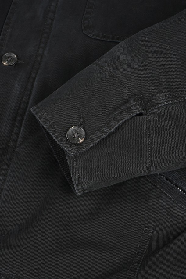 가먼트워싱 트윌 패딩 블루종 재킷은 남성용 아우터로, 가을과 겨울에 착용하기 좋은 두꺼운 두께감의 캐주얼 자켓입니다. 무지 패턴의 블랙 컬러로, 다양한 스타일에 매치하기 용이하며, 출근룩으로도 활용할 수 있습니다. 레귤러핏으로 편안한 착용감을 제공하며, 집업 스타일과 긴소매 디자인이 특징입니다. 가먼트워싱 기법과 패딩 충전재를 사용하여 보온성을 높였으며, 미니멀하고 클래식한 스타일을 연출하기 좋습니다.
