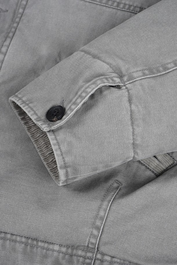 가먼트워싱 트윌 패딩 블루종 재킷은 남성용 아우터로, 가을과 겨울에 착용하기 좋습니다. 무지 디자인의 레귤러핏 블루종 스타일로, 버튼 여밈 방식을 갖추고 있습니다. 두꺼운 두께감으로 따뜻함을 제공하며, 캐주얼 및 베이직 스타일을 연출하기 용이합니다. 가먼트워싱 기법과 패딩 충전재를 사용하여 편안함과 보온성을 높였습니다. 
그레이 컬러의 긴소매 재킷으로, 일상생활에서 폭넓게 활용할 수 있습니다.
