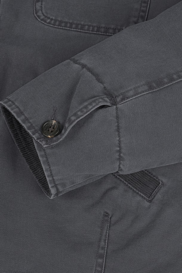 가먼트워싱 트윌 패딩 블루종 재킷은 남성용 아우터로, 캐주얼, 미니멀, 클래식 스타일을 아우릅니다. 가을과 겨울에 적합하며, 두꺼운 두께감으로 따뜻함을 제공합니다. 블루 컬러의 무지 디자인에 레귤러핏으로 제작되어 편안한 착용감을 선사하며, 집업 여밈 방식과 긴 소매 기장이 특징입니다. 가먼트워싱 기법을 통해 자연스러운 질감을 살린 트윌 소재의 패딩 재킷입니다.
