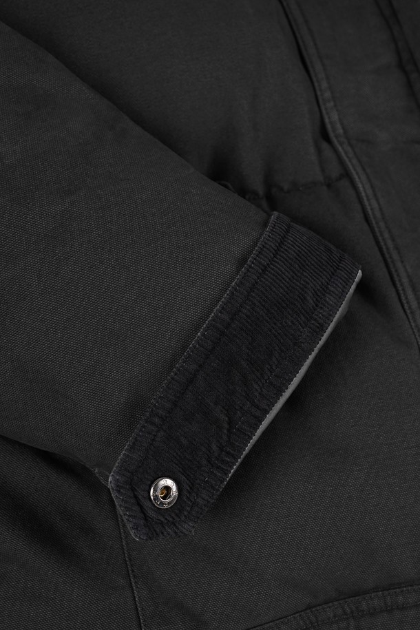 가먼트워싱 덕다운 하프 패딩은 겨울철 보온성을 책임지는 남녀 공용 아우터입니다. 캐주얼, 베이직 스타일을 기반으로 한 무지 디자인으로, 다양한 스타일에 매치하기 용이합니다. 가먼트워싱 기법으로 제작되어 자연스러운 질감을 선사하며, 레귤러핏 디자인으로 편안한 착용감을 제공합니다. 넉넉한 두께감과 덕다운 충전재로 뛰어난 보온성을 제공하며, 경량 소재를 사용하여 활동성을 높였습니다. 하프 기장의 집업 스타일 패딩으로, 긴 소매를 갖추어 겨울철 따뜻함을 더합니다.
