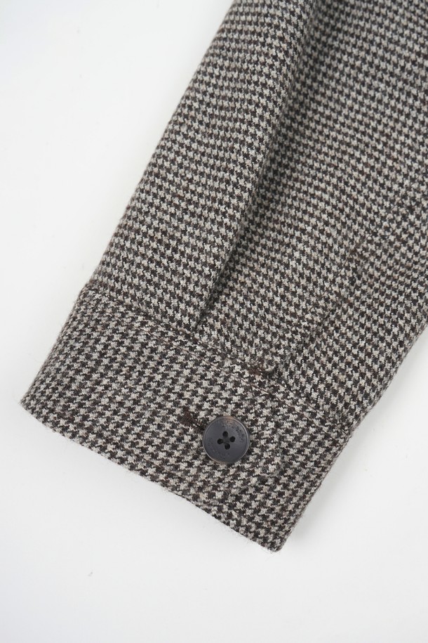 헤리티지 하운드투스 블루종 재킷은 가을과 겨울, 당신의 품격을 높여줄 남성용 아우터입니다. 톤 다운된 그레이 컬러와 클래식한 하운드투스 패턴이 세련된 인상을 주며, 레귤러 핏으로 제작되어 편안한 착용감을 선사합니다. 울 소재의 두꺼운 두께감으로 보온성을 높였으며, 뻣뻣한 촉감이 고급스러운 분위기를 더합니다. 버튼 여밈 방식과 플랩 포켓 디테일이 돋보이는 블루종 스타일로, 출근룩, 비즈니스 캐주얼, 모임룩 등 다양한 TPO에 활용 가능합니다.
