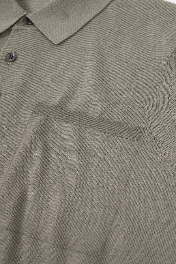 **워셔블 코튼 포켓 카라 니트**는 부드러운 촉감의 면 소재로 제작되어 편안한 착용감을 선사합니다. 베이직하고 캐주얼한 스타일로, 일상에서 폭넓게 활용하기 좋습니다. 레귤러 핏에 긴 소매 기장, 카라넥 디자인으로 깔끔한 느낌을 주며, 실용적인 포켓 디테일이 돋보입니다. 봄, 가을 간절기에 활용하기 좋으며, 관리가 용이한 워셔블 기능으로 실용성을 더했습니다. 차분한 그레이 컬러로 다양한 하의와 매치하여 미니멀하고 클래식한 스타일을 연출해보세요.
