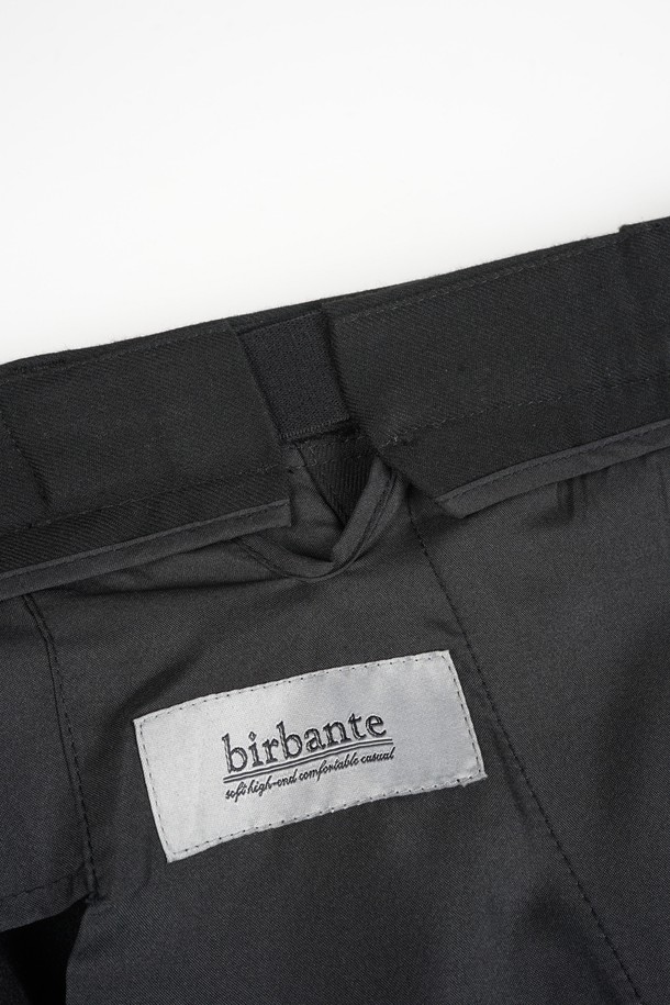 **웜 스판 S.L핏 히든 밴딩 슬랙스**는 남성용 슬랙스로, 미니멀하고 시크한 스타일을 연출합니다. 얇고 부드러운 웜스판 소재로 제작되어 봄, 가을에 편안하게 착용 가능하며, 슬림핏 디자인으로 깔끔한 실루엣을 선사합니다. 히든 밴딩 처리로 허리 부분의 편안함을 더했으며, 무지 패턴으로 어떤 상의와도 매치하기 용이합니다. 오피스룩, 비즈니스 캐주얼, 데이트룩 등 다양한 TPO에 활용할 수 있는 실용적인 아이템입니다.
