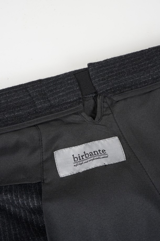 부드러운 촉감의 웜 스판 소재로 제작되어 편안한 착용감을 선사하는 남성용 슬랙스입니다. 베이직하고 미니멀한 디자인으로 다양한 스타일 연출에 활용하기 좋습니다. 히든 밴딩 디테일로 허리 부분의 편안함을 더했으며, 슬림핏으로 깔끔한 실루엣을 연출합니다. 차콜그레이 컬러와 얇은 두께감으로 봄, 가을철에 활용하기 좋으며, 출근룩이나 비즈니스 캐주얼 스타일, 미니멀, 클래식, 캐주얼 스타일 모두 소화 가능합니다. 긴 기장으로 어떤 신발에도 잘 어울립니다.
