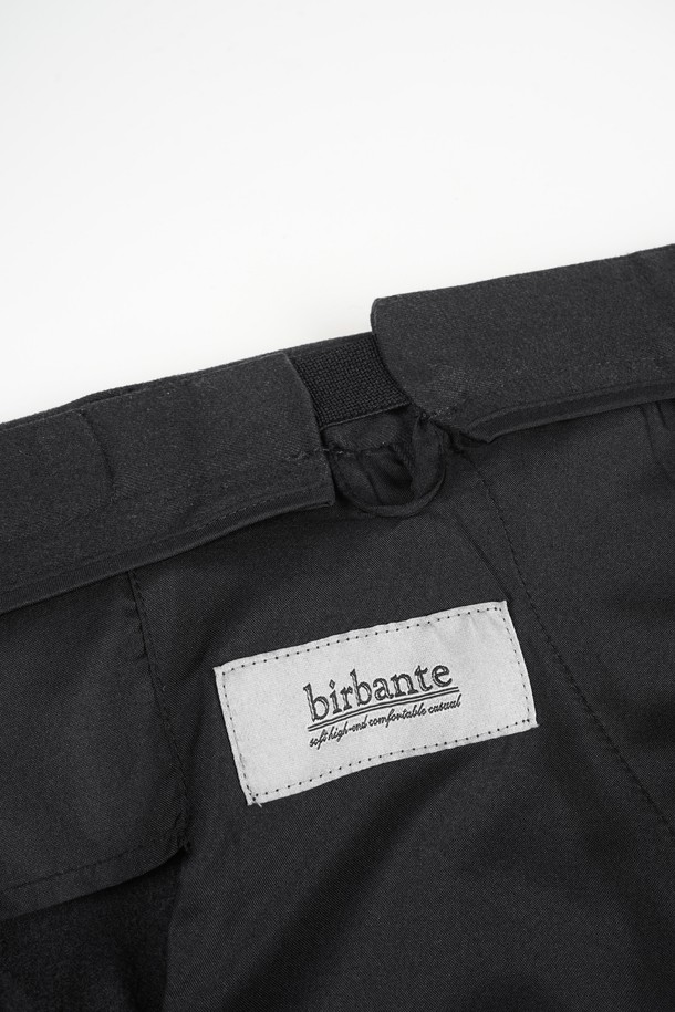 부드러운 촉감의 웜 스판 소재로 제작된 남성용 S.L핏 히든 밴딩 슬랙스입니다. 베이직하고 미니멀한 스타일로, 일상 및 캐주얼 룩에 활용하기 좋습니다. 블랙과 차콜 두 가지 색상으로 출시되어 다양한 상의와 매치하기 용이합니다. 봄, 가을, 겨울 세 계절 모두 착용 가능하며, 출근룩, 오피스룩, 비즈니스 캐주얼 등 TPO에 맞춰 클래식, 미니멀, 시크한 스타일을 연출할 수 있습니다. 슬림핏 디자인에 히든 밴딩 처리로 편안함과 세련된 핏을 동시에 잡았습니다.
