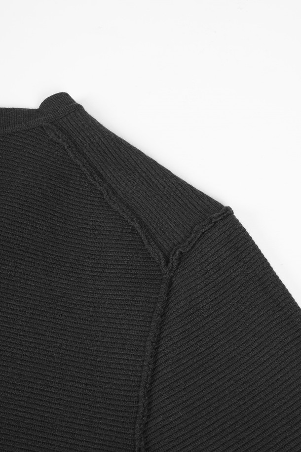 **소프트 워셔블 자켓 가디건**

부드러운 폴리에스테르 소재의 여성용 소프트 워셔블 재킷 가디건입니다. 블랙, 차콜 두 가지 색상으로 출시되어 미니멀하고 시크한 스타일을 연출합니다. 간절기 또는 쌀쌀한 날씨에 가볍게 걸치기 좋으며, 레귤러핏과 싱글 버튼 여밈으로 깔끔한 실루엣을 선사합니다. 출근룩, 오피스룩, 모임룩 등 다양한 TPO에 활용 가능하며, 일상 속에서 편안하게 착용할 수 있습니다. 봄, 가을 시즌에 어울리는 얇은 두께감과 부드러운 촉감이 특징입니다.
