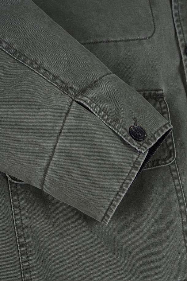 가먼트워싱 트윌 패딩 워크 재킷은 남성용 아우터로, 가을과 겨울에 따뜻하게 착용할 수 있습니다. 카키 및 올리브 컬러로 출시되었으며, 캐주얼과 밀리터리 스타일을 동시에 연출합니다. 뻣뻣한 촉감의 면 소재에 레귤러핏으로 제작되었으며, 무지 패턴에 버튼 여밈 방식과 워크 재킷 스타일을 갖췄습니다. 가먼트워싱, 패딩, 포켓 디테일이 특징이며, 출근룩과 캠핑룩, 캐주얼, 클래식, 워크웨어 스타일을 즐겨 입는 분들께 추천합니다.
