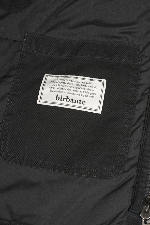 가먼트워싱 트윌 패딩 블루종 재킷은 남성용 아우터로, 가을과 겨울에 착용하기 좋은 두꺼운 두께감의 캐주얼 자켓입니다. 무지 패턴의 블랙 컬러로, 다양한 스타일에 매치하기 용이하며, 출근룩으로도 활용할 수 있습니다. 레귤러핏으로 편안한 착용감을 제공하며, 집업 스타일과 긴소매 디자인이 특징입니다. 가먼트워싱 기법과 패딩 충전재를 사용하여 보온성을 높였으며, 미니멀하고 클래식한 스타일을 연출하기 좋습니다.
