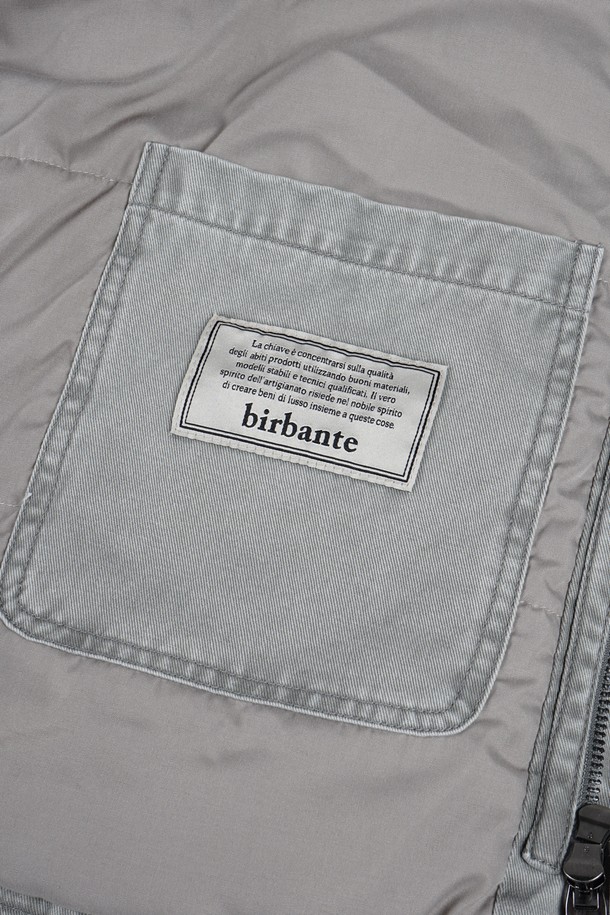 가먼트워싱 트윌 패딩 블루종 재킷은 남성용 아우터로, 가을과 겨울에 착용하기 좋습니다. 무지 디자인의 레귤러핏 블루종 스타일로, 버튼 여밈 방식을 갖추고 있습니다. 두꺼운 두께감으로 따뜻함을 제공하며, 캐주얼 및 베이직 스타일을 연출하기 용이합니다. 가먼트워싱 기법과 패딩 충전재를 사용하여 편안함과 보온성을 높였습니다. 
그레이 컬러의 긴소매 재킷으로, 일상생활에서 폭넓게 활용할 수 있습니다.
