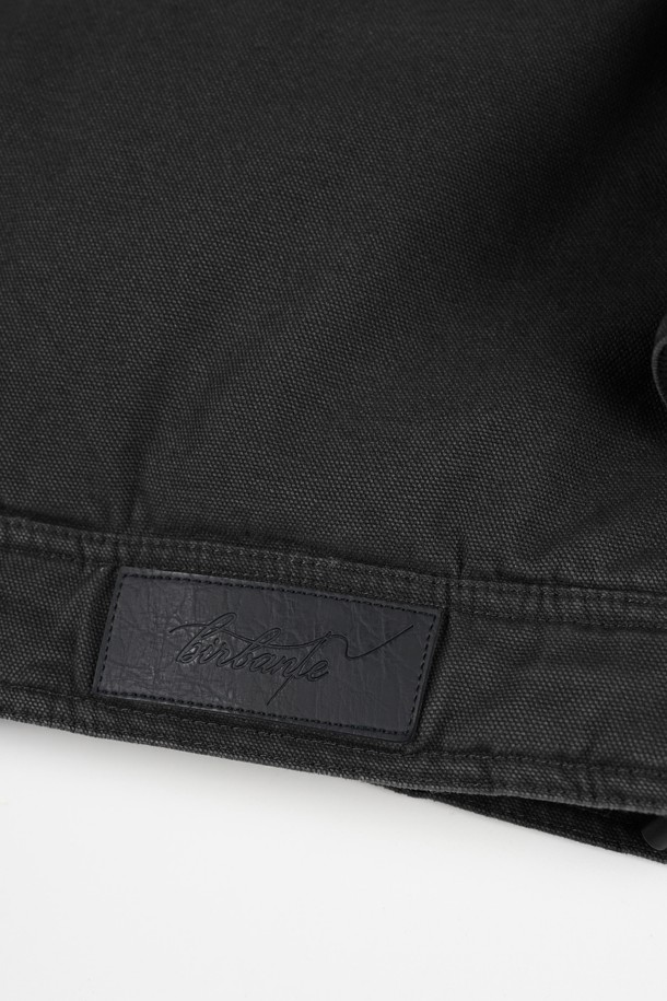 가먼트워싱 덕다운 하프 패딩은 겨울철 보온성을 책임지는 남녀 공용 아우터입니다. 캐주얼, 베이직 스타일을 기반으로 한 무지 디자인으로, 다양한 스타일에 매치하기 용이합니다. 가먼트워싱 기법으로 제작되어 자연스러운 질감을 선사하며, 레귤러핏 디자인으로 편안한 착용감을 제공합니다. 넉넉한 두께감과 덕다운 충전재로 뛰어난 보온성을 제공하며, 경량 소재를 사용하여 활동성을 높였습니다. 하프 기장의 집업 스타일 패딩으로, 긴 소매를 갖추어 겨울철 따뜻함을 더합니다.
