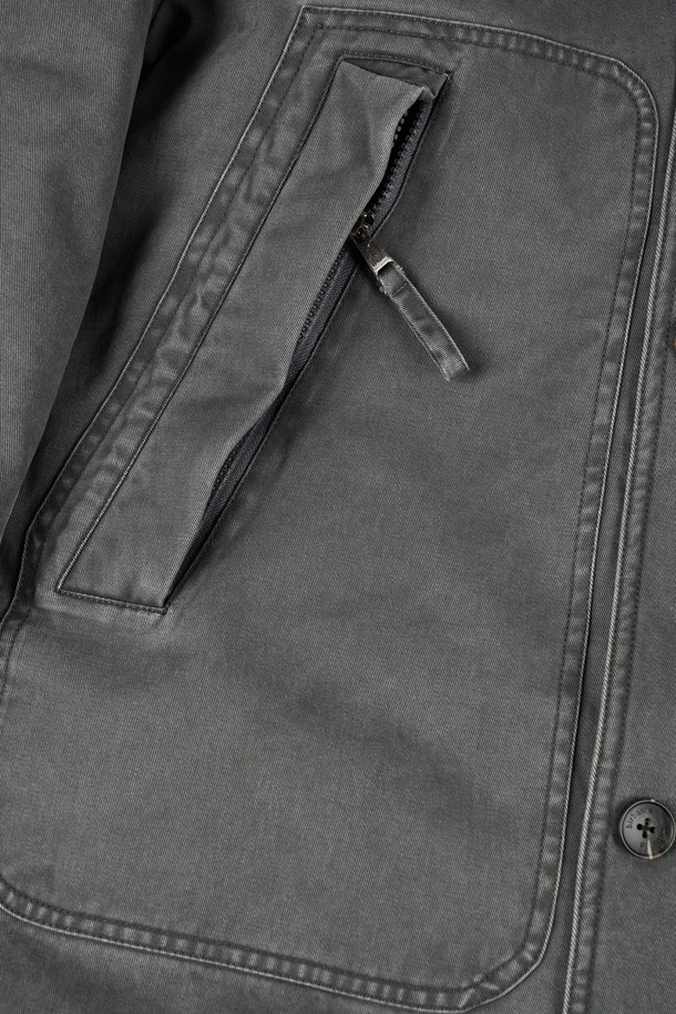 가먼트워싱 덕다운 패딩은 남성용 아우터로, 겨울철 캐주얼 스타일을 연출하기에 적합합니다. 톤 다운된 그레이 컬러와 무지 디자인으로 어떤 옷에도 쉽게 매치할 수 있습니다. 넉넉한 두께감의 덕다운 충전재가 뛰어난 보온성을 제공하며, 레귤러 핏으로 편안한 착용감을 선사합니다. 지퍼와 버튼으로 이중 여밈 처리되었으며, 후드와 지퍼 포켓, 가먼트워싱 디테일이 특징입니다. 긴 소매 기장과 레귤러 기장으로 제작되었으며, 미니멀하고 클래식한 스타일을 선호하는 분들께 추천합니다.
