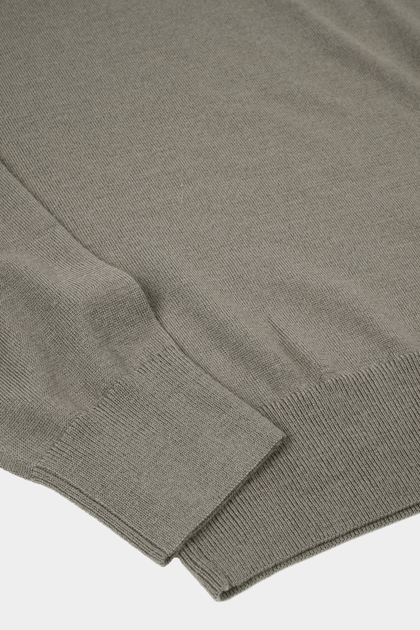 **워셔블 코튼 포켓 카라 니트**는 부드러운 촉감의 면 소재로 제작되어 편안한 착용감을 선사합니다. 베이직하고 캐주얼한 스타일로, 일상에서 폭넓게 활용하기 좋습니다. 레귤러 핏에 긴 소매 기장, 카라넥 디자인으로 깔끔한 느낌을 주며, 실용적인 포켓 디테일이 돋보입니다. 봄, 가을 간절기에 활용하기 좋으며, 관리가 용이한 워셔블 기능으로 실용성을 더했습니다. 차분한 그레이 컬러로 다양한 하의와 매치하여 미니멀하고 클래식한 스타일을 연출해보세요.
