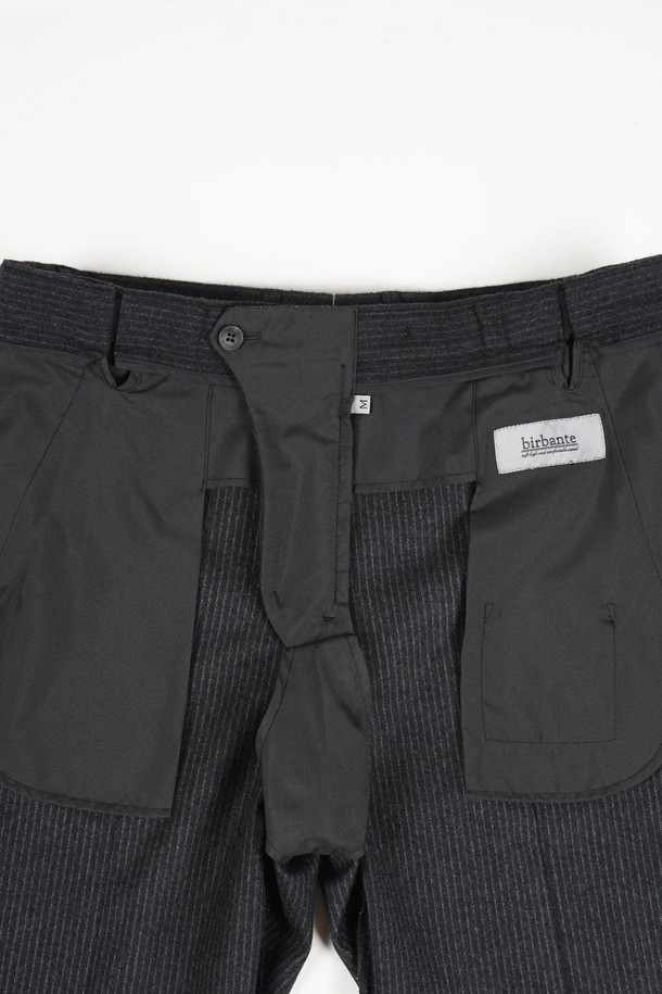 부드러운 촉감의 웜 스판 소재로 제작되어 편안한 착용감을 선사하는 남성용 슬랙스입니다. 베이직하고 미니멀한 디자인으로 다양한 스타일 연출에 활용하기 좋습니다. 히든 밴딩 디테일로 허리 부분의 편안함을 더했으며, 슬림핏으로 깔끔한 실루엣을 연출합니다. 차콜그레이 컬러와 얇은 두께감으로 봄, 가을철에 활용하기 좋으며, 출근룩이나 비즈니스 캐주얼 스타일, 미니멀, 클래식, 캐주얼 스타일 모두 소화 가능합니다. 긴 기장으로 어떤 신발에도 잘 어울립니다.
