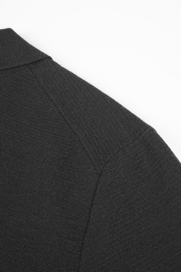 **소프트 워셔블 자켓 가디건**

부드러운 폴리에스테르 소재의 여성용 소프트 워셔블 재킷 가디건입니다. 블랙, 차콜 두 가지 색상으로 출시되어 미니멀하고 시크한 스타일을 연출합니다. 간절기 또는 쌀쌀한 날씨에 가볍게 걸치기 좋으며, 레귤러핏과 싱글 버튼 여밈으로 깔끔한 실루엣을 선사합니다. 출근룩, 오피스룩, 모임룩 등 다양한 TPO에 활용 가능하며, 일상 속에서 편안하게 착용할 수 있습니다. 봄, 가을 시즌에 어울리는 얇은 두께감과 부드러운 촉감이 특징입니다.
