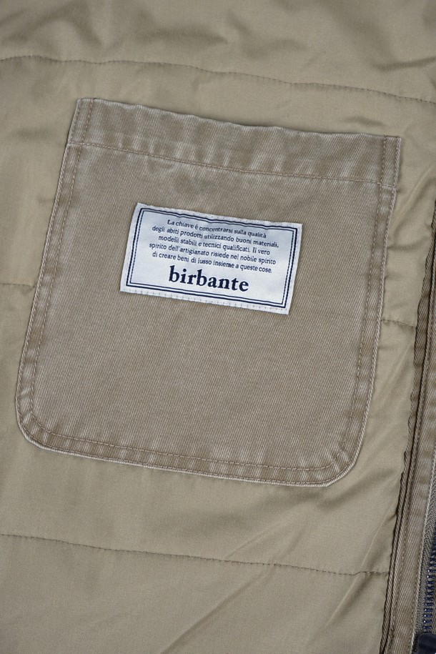 가먼트워싱 트윌 패딩 워크 재킷은 남성용 아우터로, 가을과 겨울에 따뜻하게 착용하기 좋습니다. 베이지 및 카키 두 가지 색상으로 출시되었으며, 캐주얼 및 워크웨어 스타일을 선호하는 분들께 추천합니다. 무지 패턴의 레귤러핏 디자인과 버튼 여밈 방식으로, 출근룩과 캠핑룩 모두에 활용 가능합니다. 트윌 소재에 가먼트워싱, 패딩, 포켓 디테일이 더해져 기능성과 디자인을 동시에 잡았으며, 긴 소매 기장과 두꺼운 두께감으로 보온성을 높였습니다.
