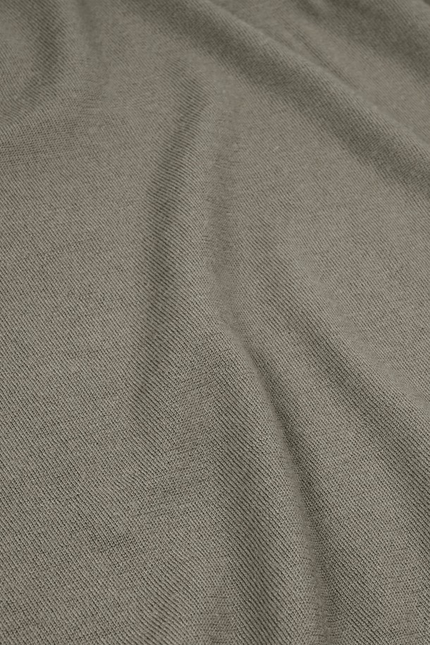 **워셔블 코튼 포켓 카라 니트**는 부드러운 촉감의 면 소재로 제작되어 편안한 착용감을 선사합니다. 베이직하고 캐주얼한 스타일로, 일상에서 폭넓게 활용하기 좋습니다. 레귤러 핏에 긴 소매 기장, 카라넥 디자인으로 깔끔한 느낌을 주며, 실용적인 포켓 디테일이 돋보입니다. 봄, 가을 간절기에 활용하기 좋으며, 관리가 용이한 워셔블 기능으로 실용성을 더했습니다. 차분한 그레이 컬러로 다양한 하의와 매치하여 미니멀하고 클래식한 스타일을 연출해보세요.
