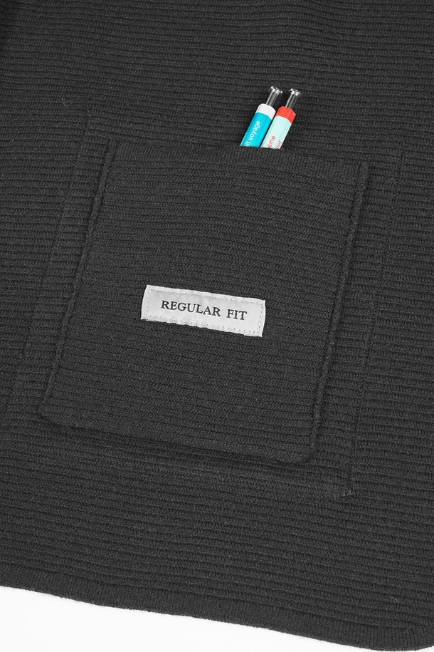 **소프트 워셔블 자켓 가디건**

부드러운 폴리에스테르 소재의 여성용 소프트 워셔블 재킷 가디건입니다. 블랙, 차콜 두 가지 색상으로 출시되어 미니멀하고 시크한 스타일을 연출합니다. 간절기 또는 쌀쌀한 날씨에 가볍게 걸치기 좋으며, 레귤러핏과 싱글 버튼 여밈으로 깔끔한 실루엣을 선사합니다. 출근룩, 오피스룩, 모임룩 등 다양한 TPO에 활용 가능하며, 일상 속에서 편안하게 착용할 수 있습니다. 봄, 가을 시즌에 어울리는 얇은 두께감과 부드러운 촉감이 특징입니다.
