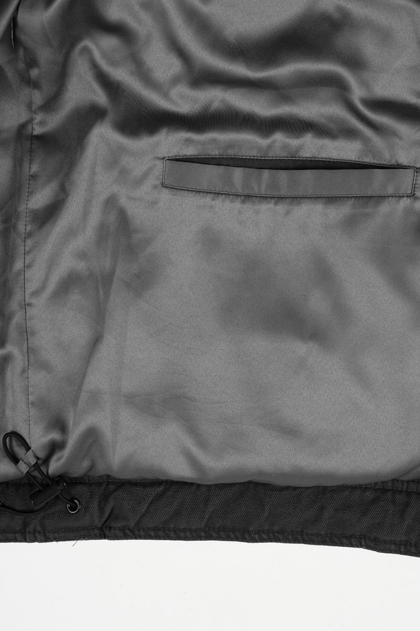 가먼트워싱 덕다운 하프 패딩은 겨울철 보온성을 책임지는 남녀 공용 아우터입니다. 캐주얼, 베이직 스타일을 기반으로 한 무지 디자인으로, 다양한 스타일에 매치하기 용이합니다. 가먼트워싱 기법으로 제작되어 자연스러운 질감을 선사하며, 레귤러핏 디자인으로 편안한 착용감을 제공합니다. 넉넉한 두께감과 덕다운 충전재로 뛰어난 보온성을 제공하며, 경량 소재를 사용하여 활동성을 높였습니다. 하프 기장의 집업 스타일 패딩으로, 긴 소매를 갖추어 겨울철 따뜻함을 더합니다.
