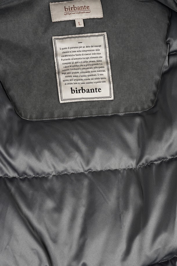 가먼트워싱 덕다운 패딩은 남성용 아우터로, 겨울철 캐주얼 스타일을 연출하기에 적합합니다. 톤 다운된 그레이 컬러와 무지 디자인으로 어떤 옷에도 쉽게 매치할 수 있습니다. 넉넉한 두께감의 덕다운 충전재가 뛰어난 보온성을 제공하며, 레귤러 핏으로 편안한 착용감을 선사합니다. 지퍼와 버튼으로 이중 여밈 처리되었으며, 후드와 지퍼 포켓, 가먼트워싱 디테일이 특징입니다. 긴 소매 기장과 레귤러 기장으로 제작되었으며, 미니멀하고 클래식한 스타일을 선호하는 분들께 추천합니다.
