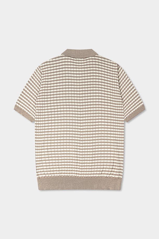 **썸머 워셔블 스트라이프 카라 니트**는 여름철 시원하게 착용 가능한 남녀 공용 상의입니다. 네이비/베이지, 그레이/화이트, 모카/샌드 등 7가지 다채로운 컬러의 스트라이프 패턴으로, 베이직하고 캐주얼한 스타일을 연출합니다. 레귤러 핏에 얇고 부드러운 면 소재를 사용하여 흡습 및 속건 기능을 갖췄으며, 반소매 기장과 3버튼 디테일, 리브 소매단으로 편안함과 디자인을 더했습니다. 비즈니스 캐주얼룩에도 활용하기 좋은 아이템으로, 니트 구조의 안정성을 높여 오랫동안 변형 없이 즐길 수 있습니다.
