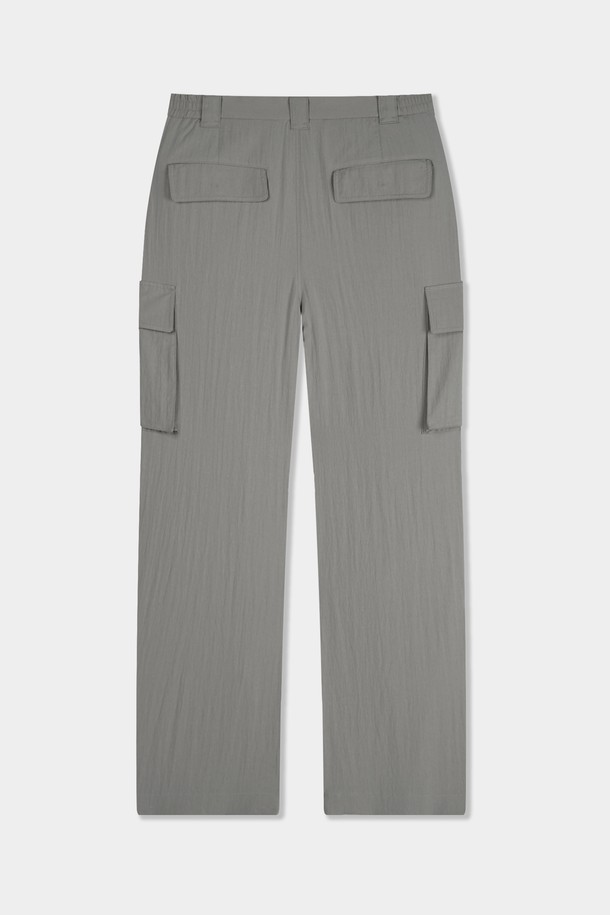 "유틸리티 C.L핏 파라슈트 카고 팬츠"는 남성용 바지로, 일상과 아웃도어 활동 모두에 적합합니다. 봄, 여름 시즌에 어울리는 얇은 두께감의 나일론 소재로 제작되어 편안한 착용감을 제공합니다. 레귤러핏으로 제작되었으며, 밀리터리 스타일과 캐주얼 무드를 동시에 연출합니다. 카고 포켓과 유틸리티 디자인이 특징이며, 여행룩과 캠핑룩, 캐주얼, 미니멀, 워크웨어 스타일을 즐기는 분들께 추천합니다. 그레이 컬러로 출시되었습니다.
