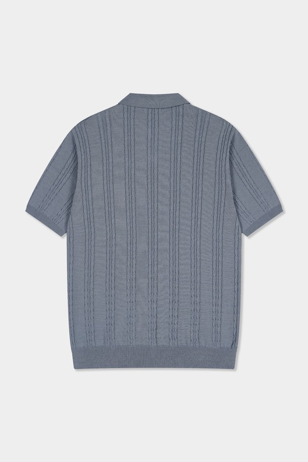 **썸머 워셔블 케이블 카라 니트**는 봄, 여름, 가을에 착용하기 좋은 공용 상의입니다. 베이직하고 캐주얼한 스타일로, 데이트룩이나 카페룩에 잘 어울립니다. 오픈 카라 디자인에 레귤러핏으로 제작되었으며, 얇은 두께감과 면 소재 특유의 통기성으로 편안하게 착용할 수 있습니다. 케이블 조직 패턴과 반소매 기장으로 시원함을 더하고, 소매와 밑단 시보리 마감으로 깔끔함을 유지합니다. 아이보리, L.블루, 브라운, 네이비, D.그레이, 차콜 등 다양한 6가지 컬러로 만나보세요.
