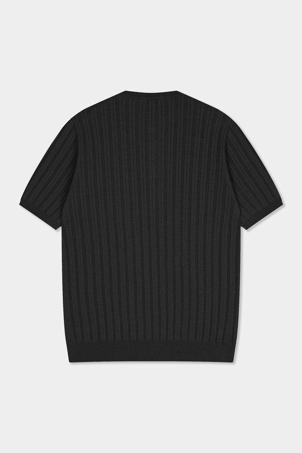 **썸머 워셔블 골지 헨리넥 니트**는 시원한 여름철을 위한 필수 아이템입니다. 부드러운 면 소재로 제작되어 흡습 및 속건 기능이 뛰어나 쾌적한 착용감을 선사합니다. 5버튼 헨리넥 디자인과 골지 패턴이 돋보이며, 레귤러 핏으로 편안한 착용감을 제공합니다. 반소매 기장과 얇은 두께로 제작되어 일상 및 여행룩 등 다양한 TPO에 활용하기 좋습니다. 베이직, 캐주얼, 미니멀 스타일을 즐겨 입는 분들께 추천합니다.
