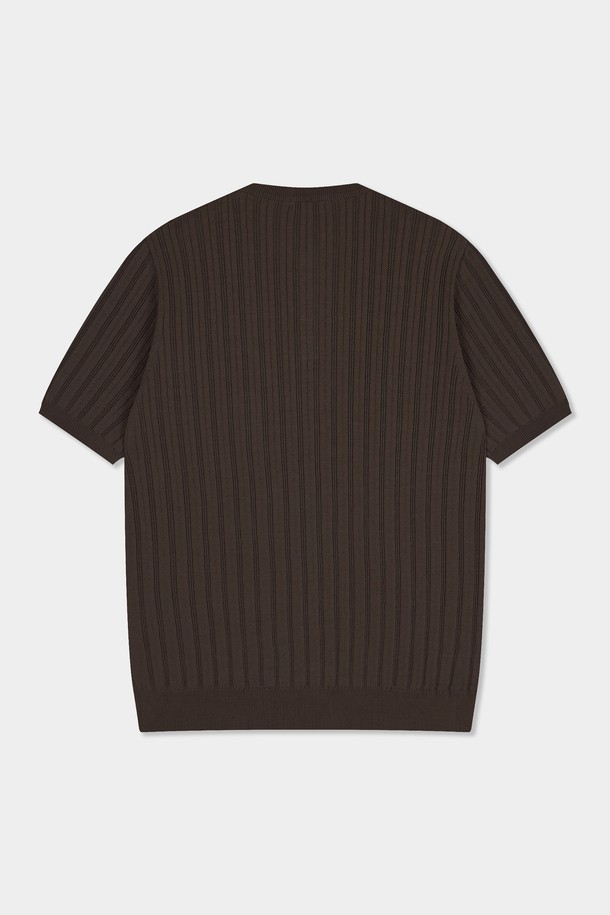 시원한 여름을 위한 필수템, 썸머 워셔블 골지 헨리넥 니트입니다. 부드러운 면 소재에 골지 패턴으로 고급스러운 질감을 더했으며, 얇은 두께감으로 시원하게 착용 가능합니다. 헨리넥 디자인과 5버튼 디테일이 캐주얼하면서도 세련된 느낌을 줍니다. 라이트그레이, 베이지, 라이트블루, 다크브라운, 다크그레이, 블랙 등 다양한 6가지 컬러로 출시되어, 어떤 스타일에도 매치하기 좋습니다. 흡습 및 속건 기능으로 쾌적함을 유지하며, 데일리룩, 카페룩, 여행룩 등 다양한 TPO에 활용 가능한 활용도 높은 아이템입니다. 레귤러핏으로 편안하게 착용할 수 있으며, 베이직, 캐주얼, 미니멀, 클래식 등 다양한 스타일을 연출해보세요.
