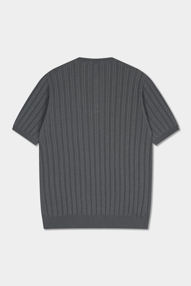 **썸머 워셔블 골지 헨리넥 니트**

시원한 여름을 위한 썸머 워셔블 골지 헨리넥 니트입니다. 얇고 부드러운 면 소재로 제작되어 통기성이 뛰어나고 흡습, 속건 기능으로 쾌적한 착용감을 선사합니다. 베이직하고 캐주얼한 스타일로, 동네 마실룩이나 여행룩에 잘 어울립니다. 5버튼 헨리넥 디자인과 레귤러핏으로 편안함을 더하고, 소매와 밑단 시보리 마감으로 깔끔한 실루엣을 연출합니다. 라이트 그레이, 베이지, 라이트 블루, 다크 브라운, 다크 그레이, 블랙 등 다양한 6가지 컬러로 출시되었습니다.
