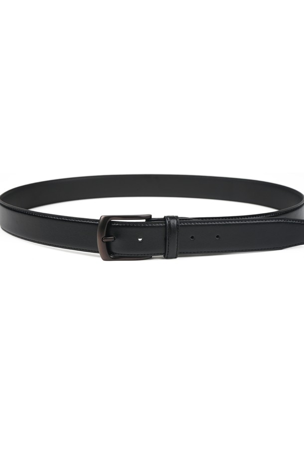 **클래식 리얼 레더 벨트**

클래식한 디자인과 미니멀한 스타일을 추구하는 남녀 모두를 위한 소가죽 벨트입니다. 블랙, 다크브라운, 카멜 3가지 색상으로 출시되어 어떤 옷에도 매치하기 용이합니다. 두꺼운 두께의 부드러운 소가죽 소재로 제작되어 고급스러운 촉감을 선사하며, 버클 여밈 방식으로 편안하게 착용할 수 있습니다. 스크류드라이버를 사용하여 길이를 조절할 수 있으며, 스크래치에 강한 메탈 버클과 클린한 실루엣, 내구성 있는 마감 처리가 특징입니다. 오피스룩, 비즈니스 캐주얼, 출근룩 등 다양한 TPO에 활용하여 시크하고 세련된 스타일을 연출해보세요.
