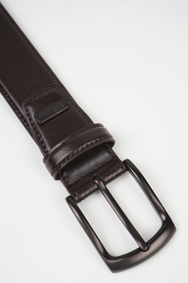 클래식 리얼 레더 벨트는 소가죽 소재로 제작되어 부드러운 촉감을 자랑하며, 일상과 정장 모두에 활용 가능한 실용적인 아이템입니다. 블랙, 다크 브라운, 카멜 3가지 색상으로 출시되어 취향에 따라 선택할 수 있으며, 버클 디자인으로 클래식하고 미니멀한 스타일을 연출합니다. 사이즈 조절이 용이하며, 스크래치에 강한 메탈 버클과 자연스러운 에이징이 특징입니다. 친환경 종이 박스 패키징과 생분해성 비닐 포장으로 환경까지 생각했습니다. 오피스룩, 비즈니스 캐주얼, 출근룩에 매치하여 세련된 스타일을 완성해보세요.
