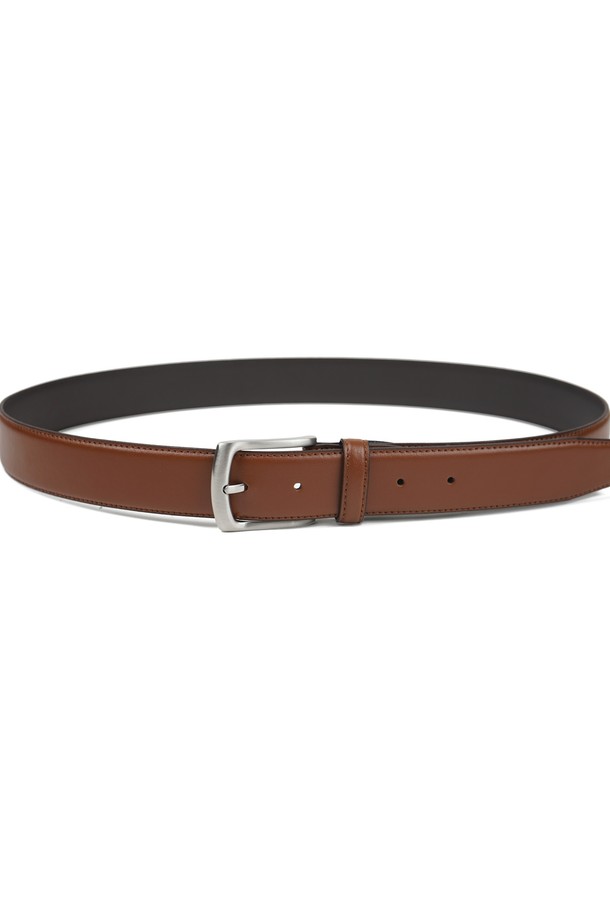 클래식 리얼 레더 벨트는 일상과 정장 모두에 잘 어울리는 공용 벨트입니다. 부드러운 소가죽 소재로 제작되어 편안한 착용감을 선사하며, 미니멀하고 클래식한 스타일을 연출합니다. 블랙, 다크 브라운, 카멜 세 가지 색상으로 출시되어, 오피스룩, 비즈니스 캐주얼, 출근룩 등 다양한 TPO에 활용 가능합니다. 스크래치에 강한 메탈 버클과 착용할수록 자연스러운 에이징을 경험할 수 있으며, 친환경 재활용 패키지와 생분해성 포장재를 사용하여 환경까지 생각했습니다. 사이즈 조절 기능을 통해 완벽한 핏을 제공합니다.
