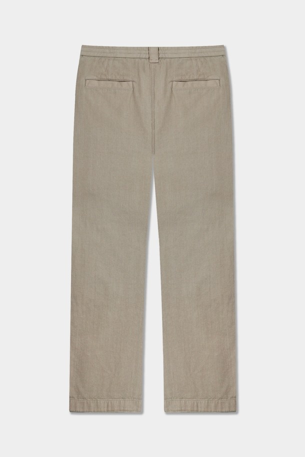 부드러운 면 소재의 카치온 워시드 원턱 C.L핏 스트링 팬츠입니다. 톤 다운된 베이지 컬러로, 봄과 여름에 시원하게 착용하기 좋습니다. 허리 스트링 디테일과 레귤러 핏으로 편안한 착용감을 제공하며, 무지 디자인으로 어떤 상의와도 쉽게 매치할 수 있습니다. 캐주얼, 미니멀, 클래식 스타일을 모두 아우르는 활용도 높은 아이템입니다. 워싱 가공으로 자연스러운 핏과 부드러운 촉감을 느낄 수 있습니다.
