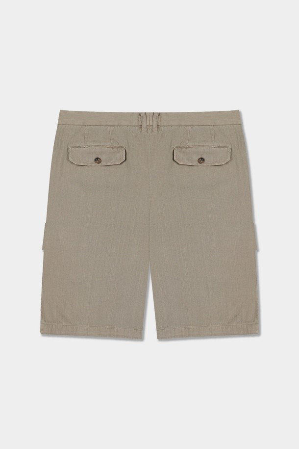 **카치온 워시드 C.L핏 카고 하프 팬츠**는 봄, 여름 시즌에 어울리는 남성용 카고 반바지입니다. 베이직한 베이지 컬러의 무지 디자인으로, 캐주얼, 미니멀, 워크웨어 스타일을 연출하기 좋습니다. 면 소재로 제작되어 얇고 가벼우며, 레귤러핏으로 편안한 착용감을 선사합니다. 여행룩, 휴가룩에 활용하기 좋으며, 카고 포켓 디테일이 실용성을 더합니다.
