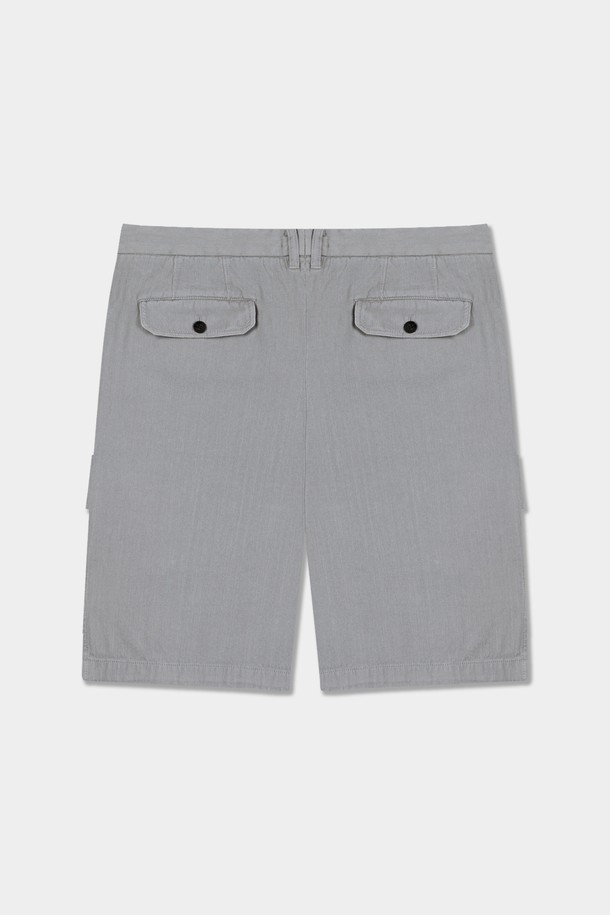 카치온 워시드 C.L핏 카고 하프 팬츠는 남성용 바지로, 봄과 여름에 착용하기 좋은 캐주얼 스타일의 반바지입니다. 부드러운 촉감의 면 소재로 제작되었으며, 얇은 두께감으로 시원하게 착용할 수 있습니다. 레귤러핏으로 편안한 착용감을 제공하며, 무지 디자인에 카고 포켓 디테일이 더해져 실용성을 높였습니다. 그레이 컬러로 다양한 상의와 손쉽게 매치하여 미니멀하면서도 스타일리시한 룩을 연출할 수 있습니다.
