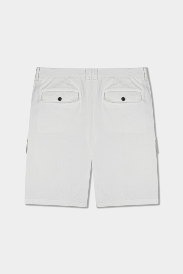 카치온 워시드 C.L핏 카고 하프 팬츠는 여름철 캐주얼 스타일을 위한 남성용 반바지입니다. 얇은 면 소재로 제작되어 시원하고 편안한 착용감을 제공하며, 레귤러 핏으로 제작되어 활동성을 높였습니다. 무지 디자인에 하프 기장으로, 여행룩이나 미니멀한 스타일 연출에 적합합니다. 카고 포켓 디테일이 실용성을 더한 화이트 컬러의 하프 팬츠입니다.
