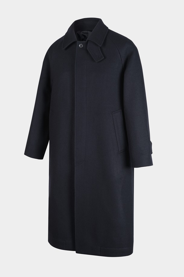 **울 블렌드 발마칸 코트**는 남성용 아우터로, 가을과 겨울철에 적합한 두꺼운 울 소재의 발마칸 코트입니다. 블랙과 네이비 두 가지 색상으로 출시되었으며, 클래식하고 미니멀한 스타일을 연출합니다. 레귤러핏의 레귤러 기장으로 제작되었으며, 싱글 버튼 여밈 방식과 칼라, 포켓 디테일이 특징입니다. 출근룩, 비즈니스 캐주얼, 모임룩 등 다양한 TPO에 활용 가능하며, 미니멀하고 시크한 스타일을 선호하는 남성에게 적합합니다.
