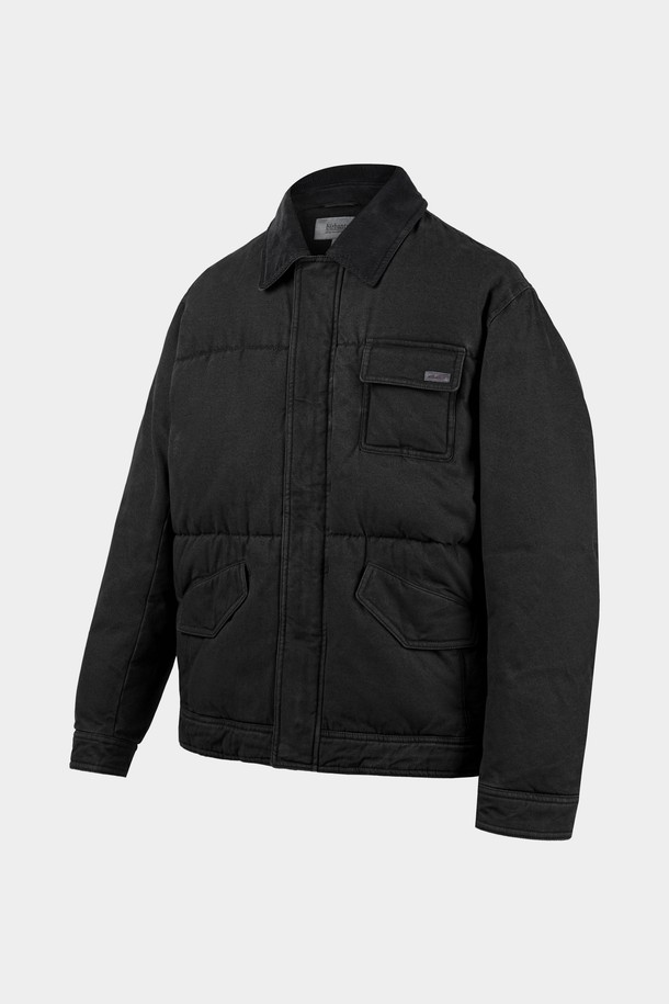 가먼트워싱 덕다운 하프 패딩은 겨울철 일상에서 따뜻하게 착용할 수 있는 아우터입니다. 블랙(Black), D.Grey 두 가지 컬러로 출시되었으며, 콤포트 핏으로 편안한 착용감을 선사합니다. 면과 덕다운 소재를 사용하여 두께감과 견고한 촉감을 느낄 수 있으며, 긴 소매 기장과 하프 기장으로 보온성을 높였습니다. 카라, 소매, 주머니 안쪽에 코듀로이 배색을 더해 캐주얼, 클래식, 미니멀 스타일을 모두 소화할 수 있습니다. 가먼트 워싱 처리, 사이즈 조절 가능한 밑단 스트링, 이너 포켓, 포켓 미니라벨 등의 디테일이 돋보입니다.
