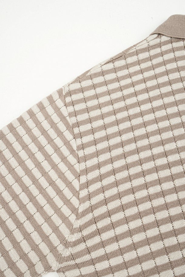 **썸머 워셔블 스트라이프 카라 니트**는 여름철 시원하게 착용 가능한 남녀 공용 상의입니다. 네이비/베이지, 그레이/화이트, 모카/샌드 등 7가지 다채로운 컬러의 스트라이프 패턴으로, 베이직하고 캐주얼한 스타일을 연출합니다. 레귤러 핏에 얇고 부드러운 면 소재를 사용하여 흡습 및 속건 기능을 갖췄으며, 반소매 기장과 3버튼 디테일, 리브 소매단으로 편안함과 디자인을 더했습니다. 비즈니스 캐주얼룩에도 활용하기 좋은 아이템으로, 니트 구조의 안정성을 높여 오랫동안 변형 없이 즐길 수 있습니다.
